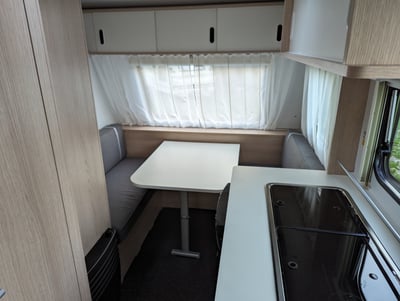 wynajmowana przyczepa - wnętrze